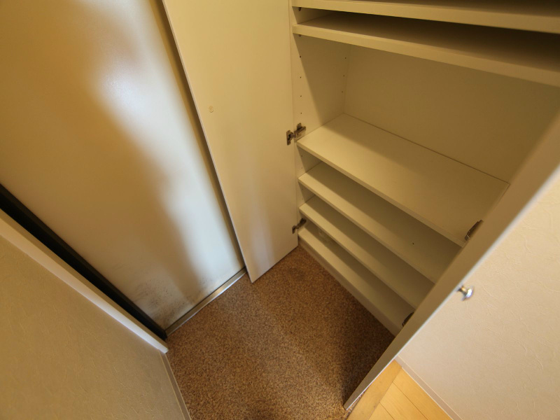 玄関　玄関　下駄箱充実してます