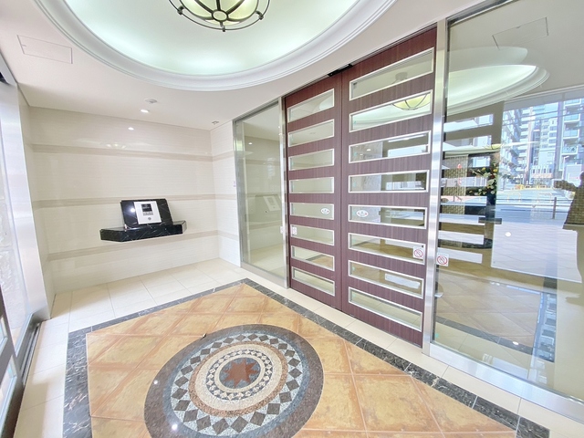 エントランス　オートロック・自動ドア・防犯カメラ