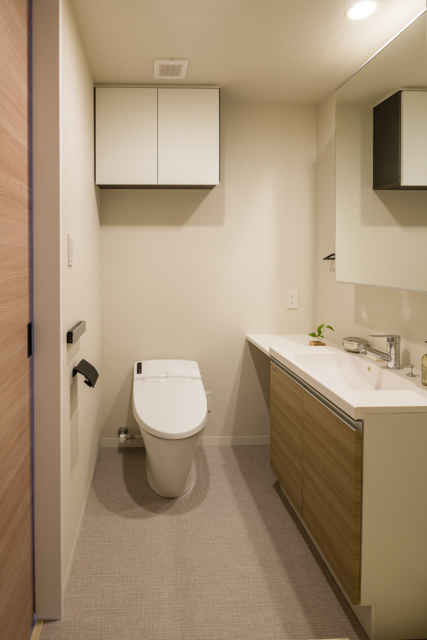 トイレ　落ち着いた色調のトイレです