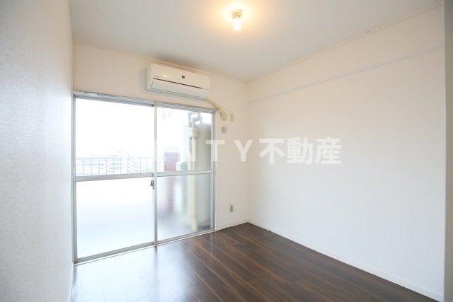 居室・リビング　こちらの居間で趣味の時間をお楽しみください