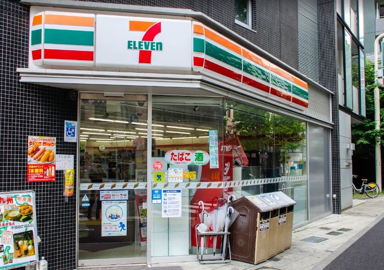 コンビニ　セブンイレブン千代田岩本町2丁目店（コンビニ）まで181m