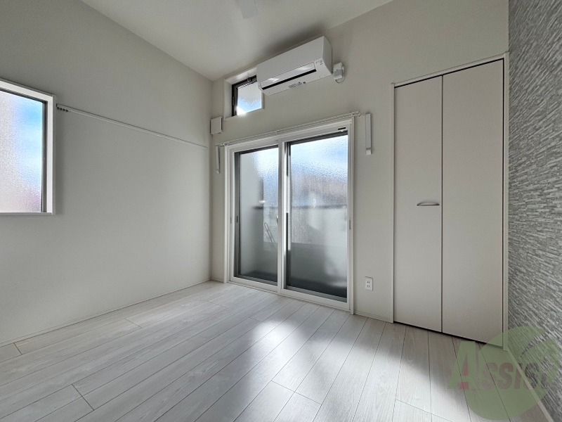 居室・リビング　お部屋は６帖の洋室です。陽当たりも良くてリラックスできますね