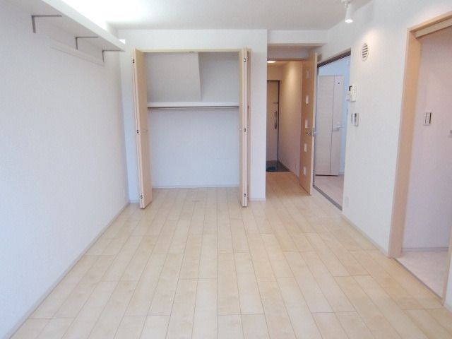 居室・リビング　★８帖の広々フローリングのお部屋です★