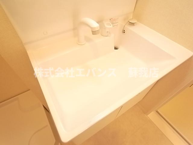 洗面設備　明るい洗面所です