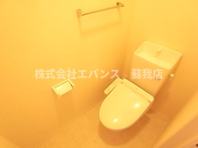 トイレ　落ち着いた色調のトイレです