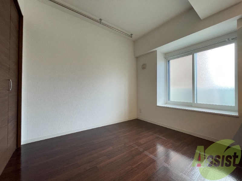 その他部屋・スペース　寝室はこちらです。光が差し込む、温かみのあるお部屋です。