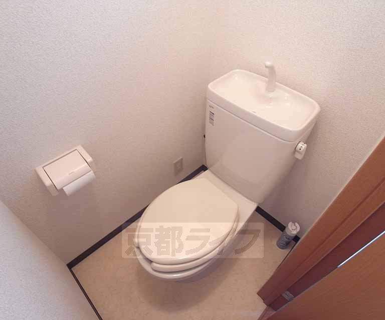 トイレ　窓があるので換気もできますよ