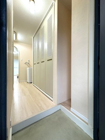 玄関　明るく、風通しの良い室内！