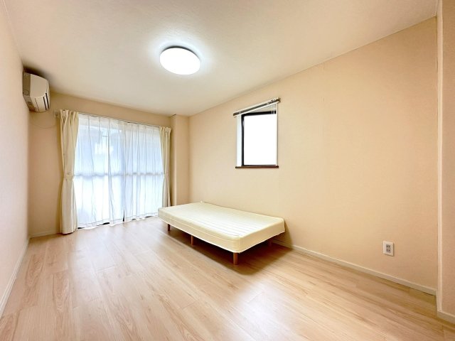 居室・リビング　角部屋南向き７帖の広め居室