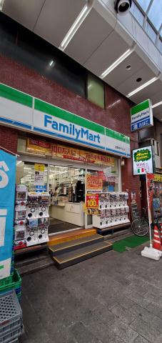 コンビニ　ファミリーマート（コンビニ）まで1115m