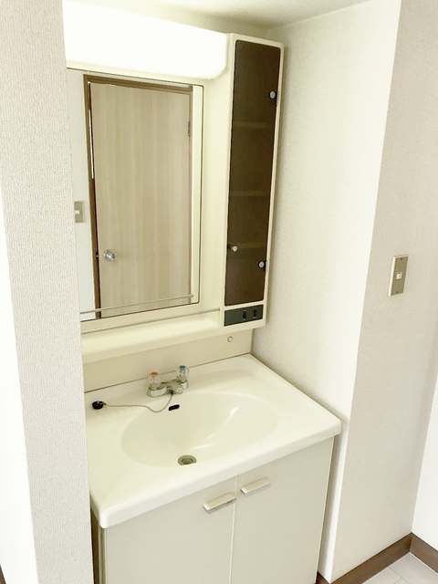 洗面設備　※補修前の参考画像の為、設備等は現況優先。