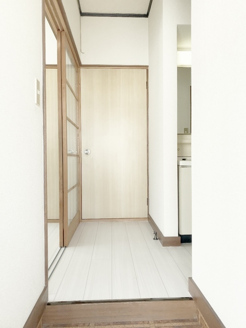 玄関　※補修前の参考画像の為、設備等は現況優先。