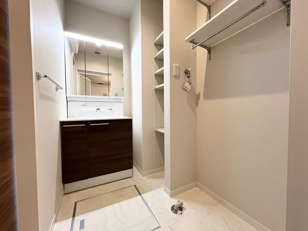 洗面設備　写真は別部屋のものです