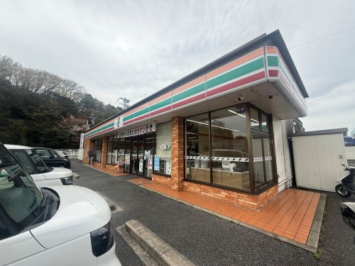 コンビニ　セブンイレブン四日市三重団地入口店（コンビニ）まで867m