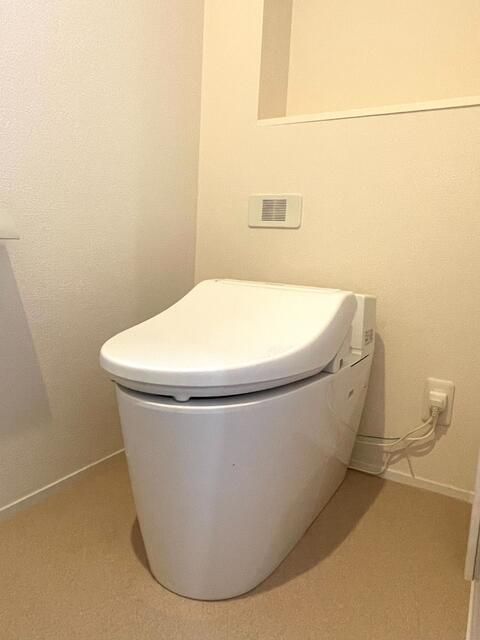 トイレ　落ち着いた色調のトイレです