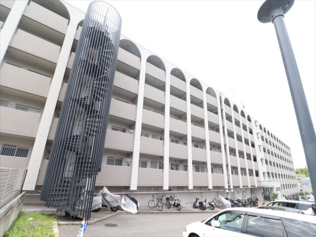 建物外観　鉄筋コンクリート造のマンションです