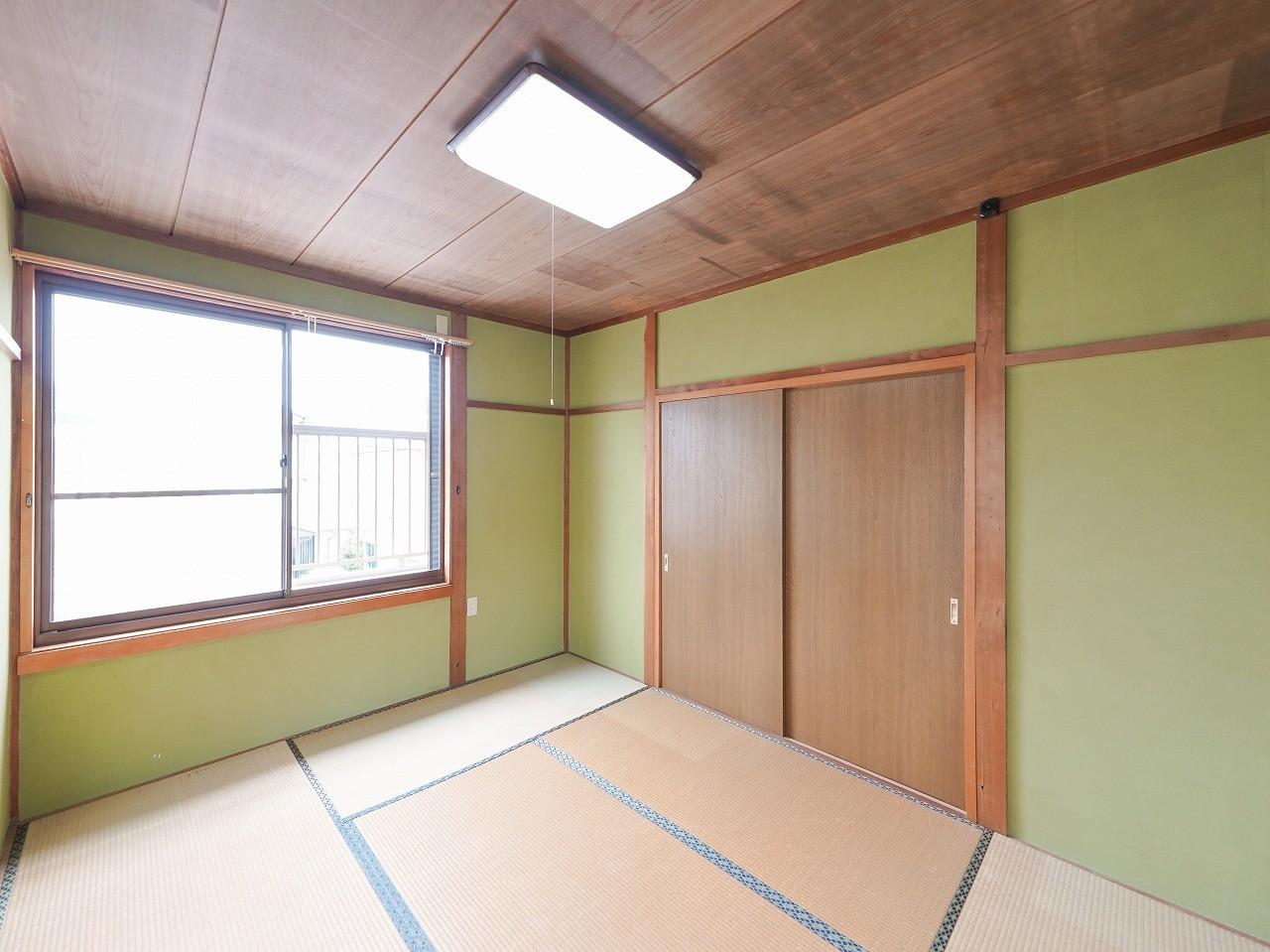 その他　ベランダに面した２階和室。１間の押入れ。