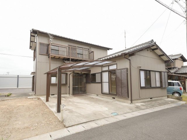 建物外観　玄関前に駐車スペース２台。この春、外壁塗装済み。