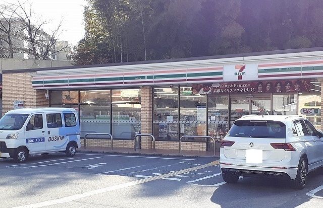 コンビニ　セブンイレブン様（コンビニ）まで700m