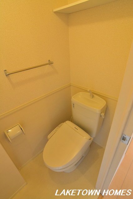 トイレ　上部に収納棚のある温水洗浄便座付のトイレです。