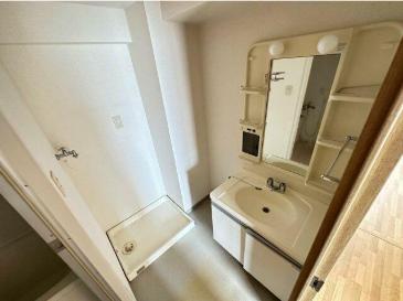 洗面設備　同間取り上階のお部屋　室内洗濯機置き場