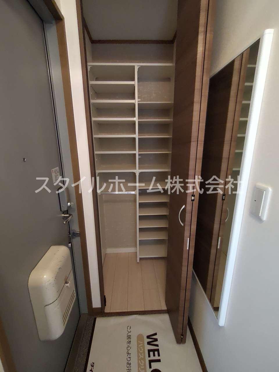 玄関　別部屋写真です。