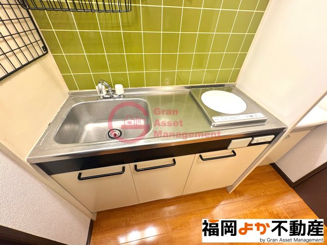 キッチン　【１００１号室実写真】コンパクトなキッチンで掃除もラクラク