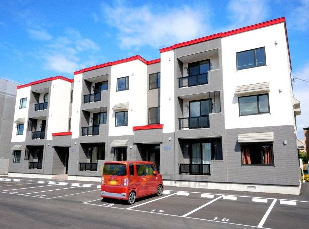 建物外観　駐車２台可能な広々２ＬＤＫタイプのお部屋です♪