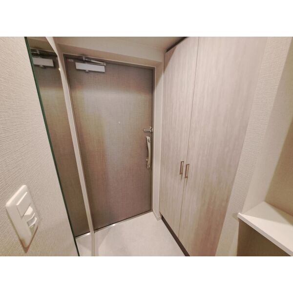 玄関　イメージとして同マンション他部屋を表示しています