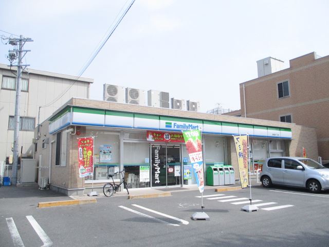 コンビニ　ファミリーマート（コンビニ）まで300m