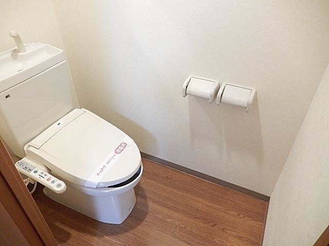 トイレ　ウォシュレット完備です。