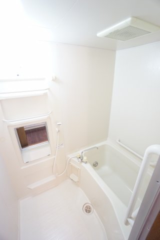 バス・シャワールーム　※同物件、同タイプ、間取り反転のお部屋です