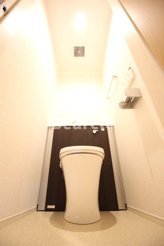 トイレ　落ち着いた色調のトイレです