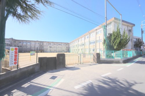 小学校　奈良市立富雄北小学校（小学校）まで787m