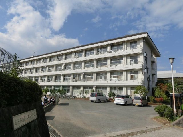 中学校　南足柄市立足柄台中学校（中学校）まで690m