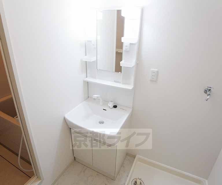 洗面設備　３０２号室写真　２ＬＤＫに改装したお部屋です！