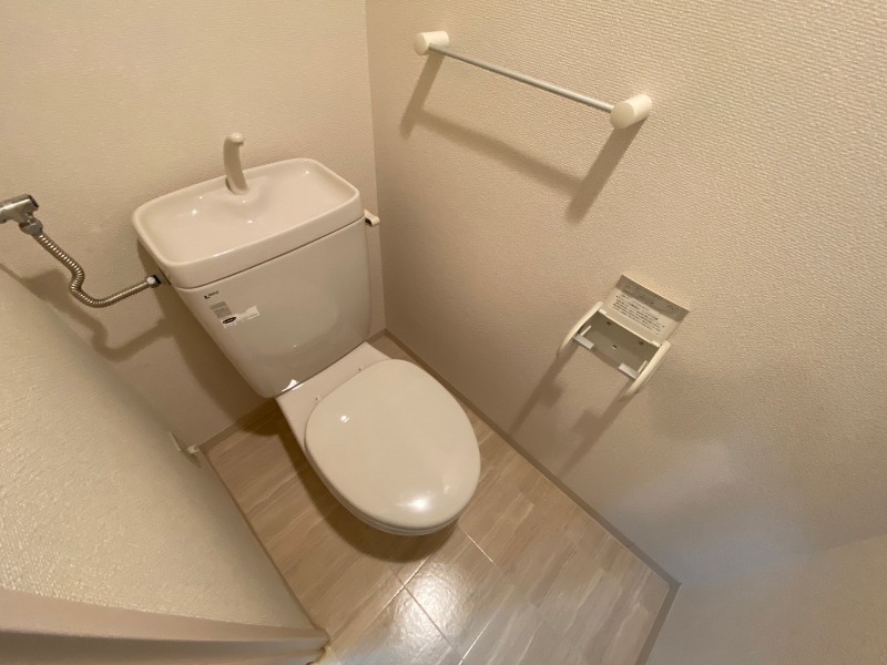トイレ　こちらはトイレです。清潔感があり、安心して使用できます。