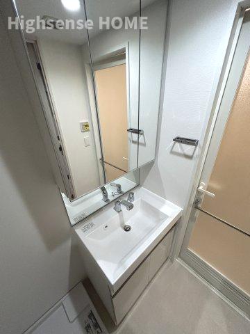 洗面設備　明るい洗面所です