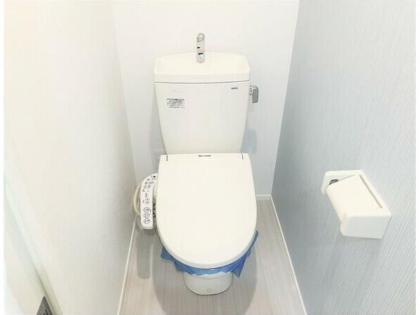 トイレ　落ち着いた色調のトイレです
