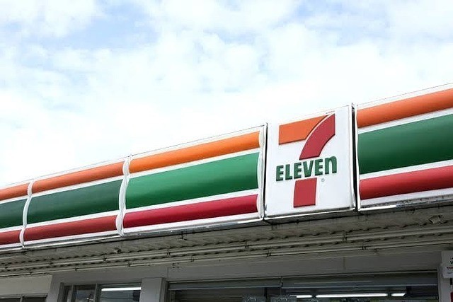 コンビニ　セブンイレブン　大分新川町店（コンビニ）まで284m