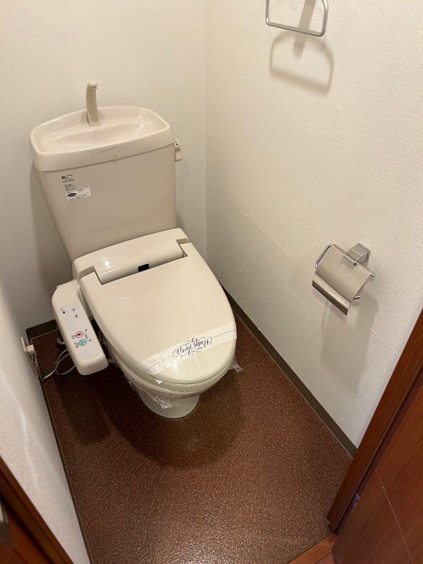 トイレ　同物件別部屋写真