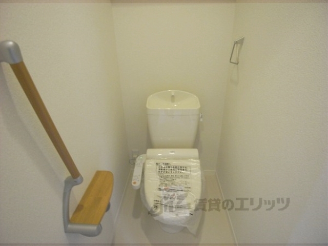 トイレ　手すりが付いていて安心！