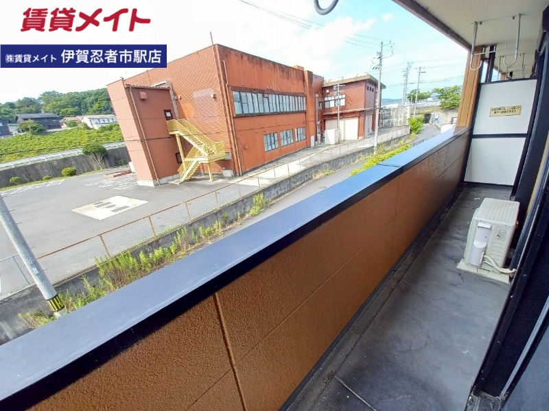バルコニー　同建物別部屋写真です