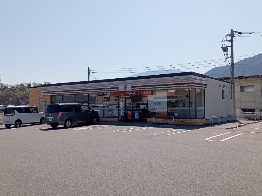 コンビニ　セブンイレブン韮崎竜岡店（コンビニ）まで628m