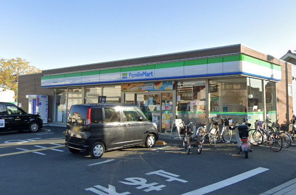 コンビニ　ファミリーマート さいたま神田店（コンビニ）まで925m