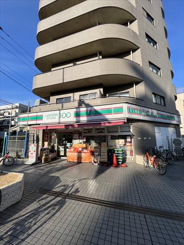 コンビニ　ローソンストア１００（コンビニ）まで393m