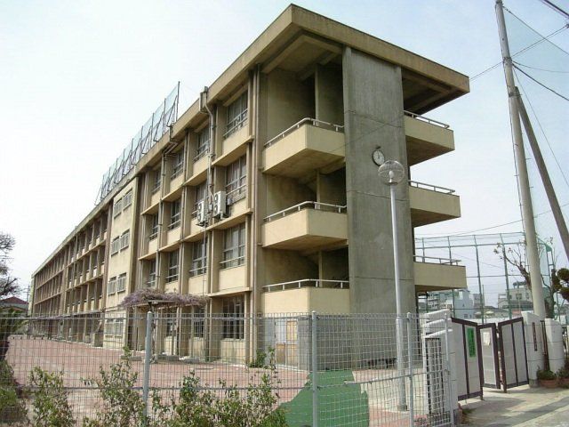 中学校　八尾市立龍華中学校（中学校）まで676m