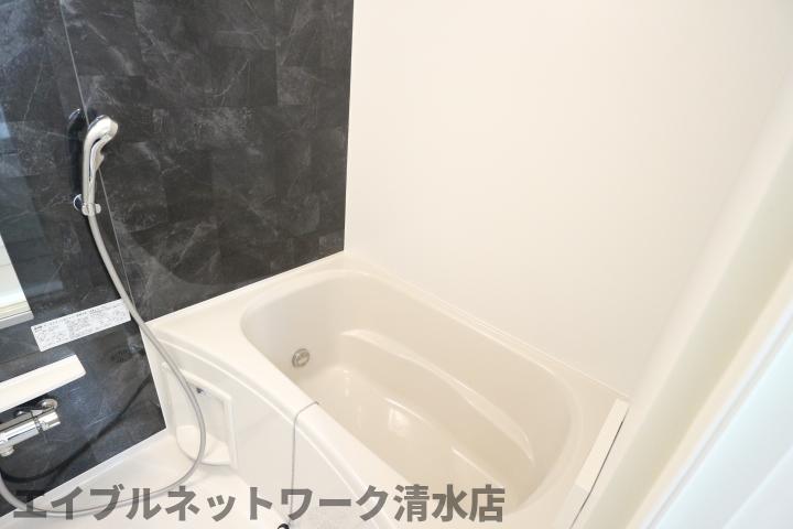 バス・シャワールーム　コンパクトで使いやすいお風呂です