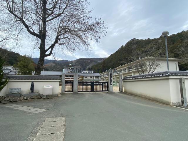 小学校　大洲市立新谷小学校（小学校）まで895m