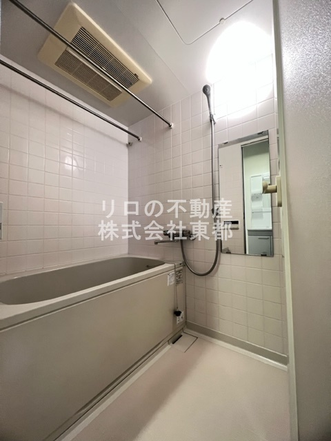 バス・シャワールーム　追焚機能と浴室乾燥機付きの快適なバスルームです